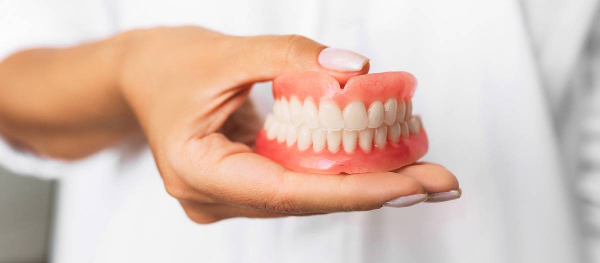 featured image for 7 myths about dentures